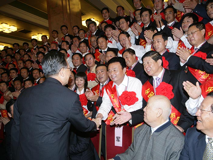 2007年9月27日 ，溫家寶總理接見全國煤炭系統工業勞動模范時與袁占國親切握手