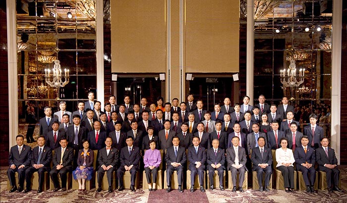 2009年11月13日，國家主席胡錦濤接見參加2009新加坡APEC峰會的中國企業家代表團并合影留念（董事長袁占國位于后排居中位置）