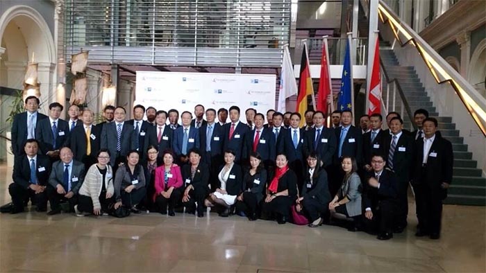 2014年10月9日-14日，國務院總理李克強訪歐期間，董事長袁占國（二排右一）與中國工業經濟聯合會代表團合影